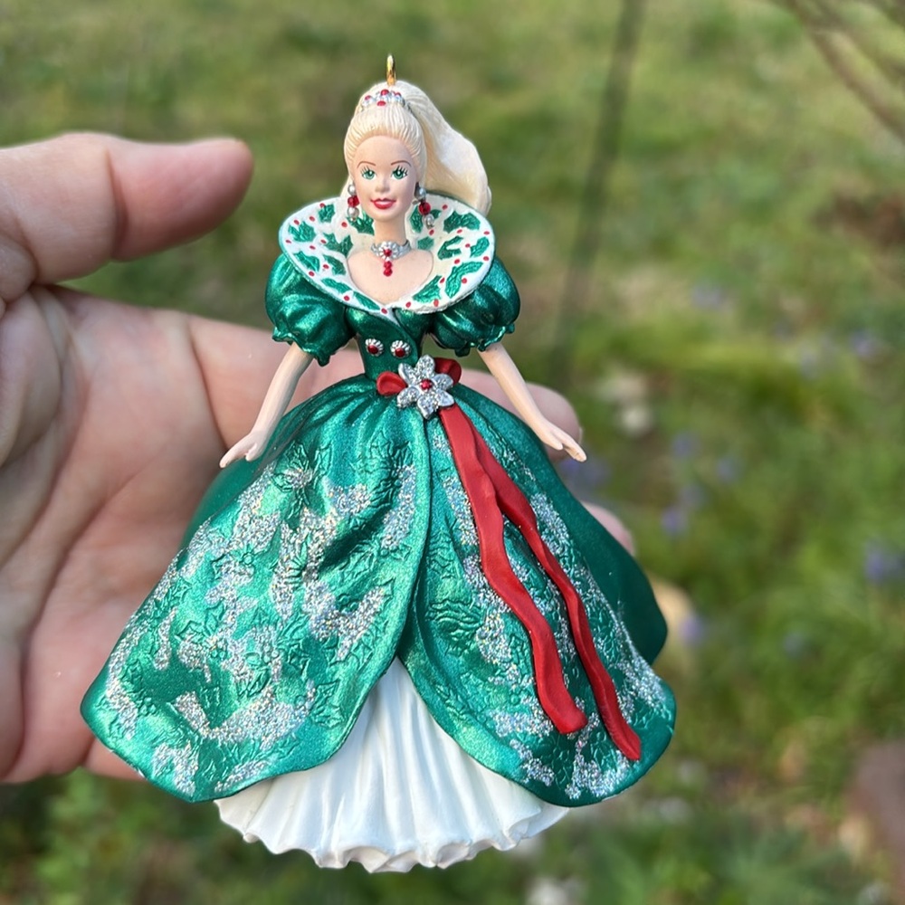 HALLMARK KEEPSAKE ORNAMENT HOLIDAY BARBIE COLLECTORS SERIES 1995
